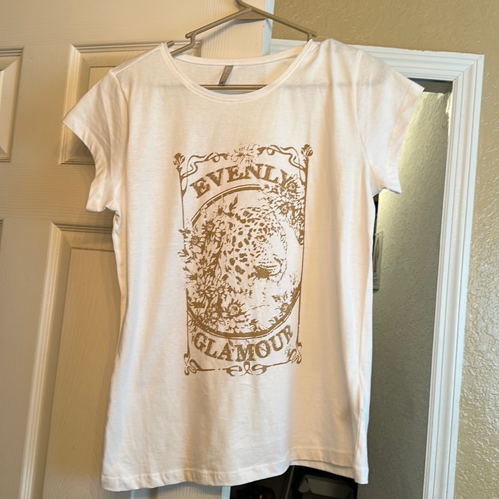 Women’s T-shirt, size medium.